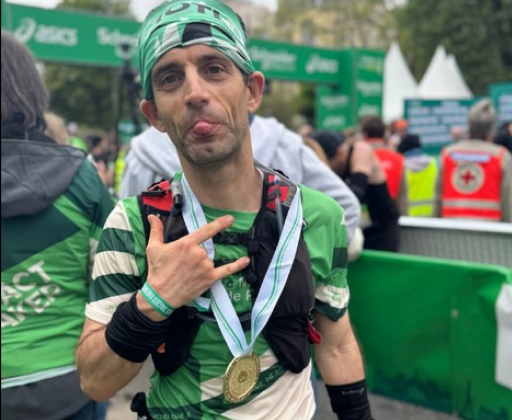 Corredor en el Maratón de París 2025 logrando un récord pese a espondilitis anquilosante.