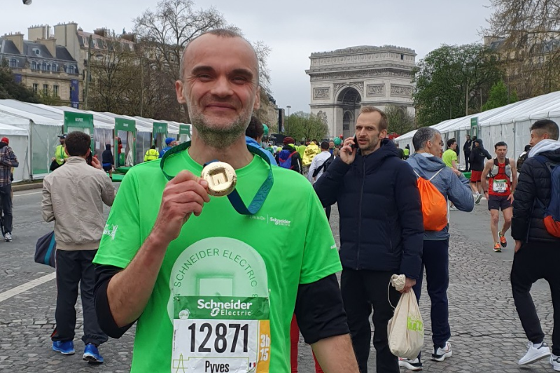 Pierre-Yves mejora 7 minutos en el Maratón de París 2023, estrategia de entrenamiento de running.