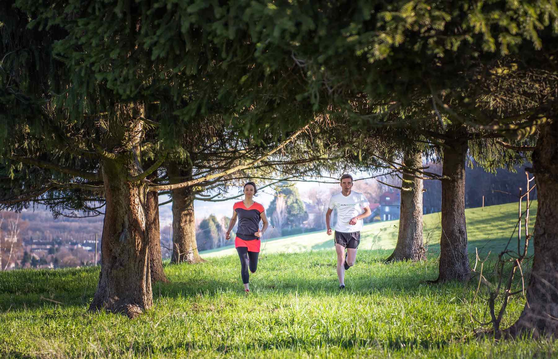 Corredor entrenando con motivación para correr, aplicando trucos para no rendirse en sus sesiones.