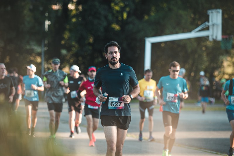 Corredor planificando objetivos SMART para correr, definiendo metas claras y mejorando su rendimiento.