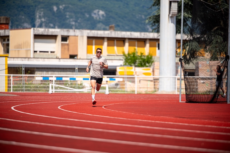 Corredor entrenando para 10 km en 40 minutos con plan de 12 semanas vVO2max.