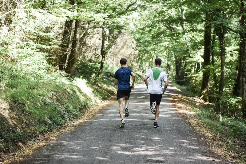 Plan de entrenamiento running para 10 km en 45 minutos con ritmo objetivo y series.