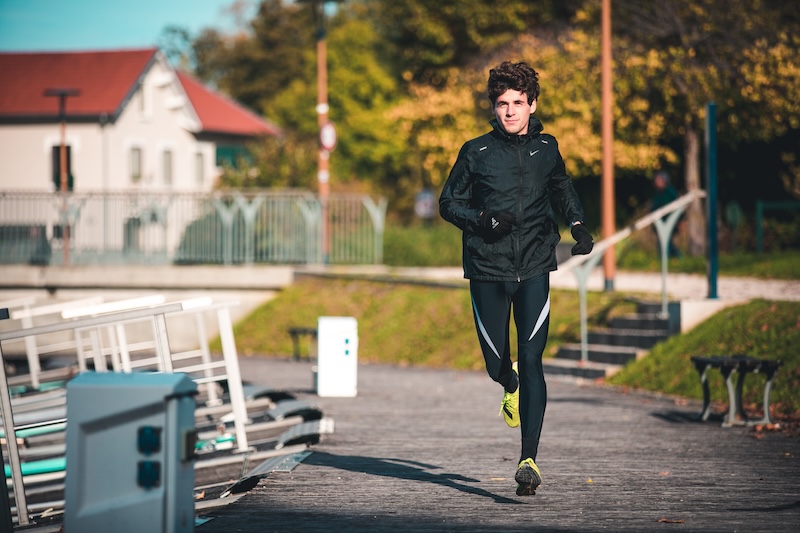 Plan de entrenamiento para correr 10 km en menos de 60 minutos con ritmo constante.