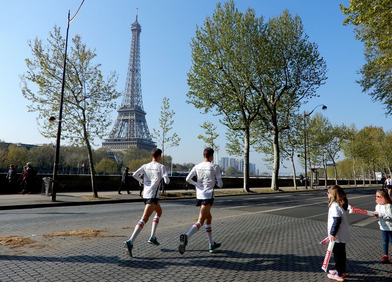 Corredor entrenando para el Maratón de París siguiendo un plan para mejorar su marca personal.
