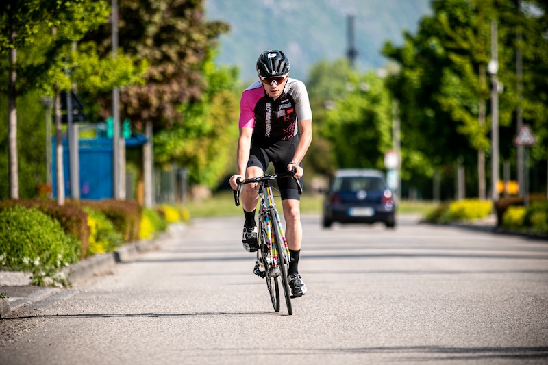 Plan de entrenamiento para triatlon 70.3 con sesiones de natacion, ciclismo y carrera en 12 semanas.