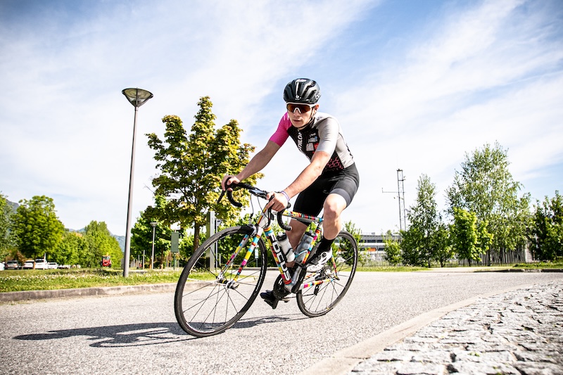 Plan de entrenamiento para triatlón olímpico de 12 semanas: natación, ciclismo y carrera a pie.