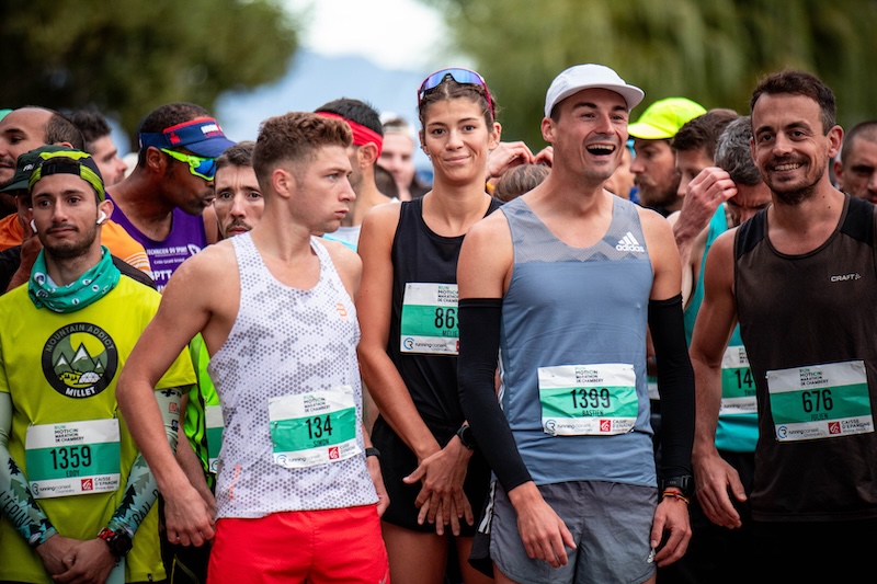 Corredor entrenando para su primer 10K, plan para mejorar marca personal en running.