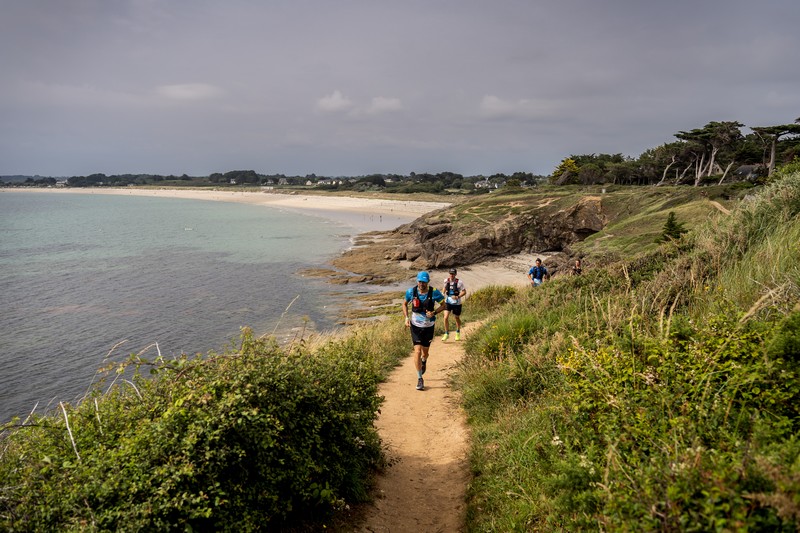 Corredor entrenando para un ultra trail llano, guía de preparación para rendir al máximo.