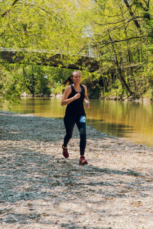 Océane celebrando su primer 10K en Annecy tras preparación de running y gran motivación personal.