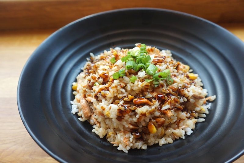Corredor preparando menú semanal antes del maratón con carga de carbohidratos e hidratación.