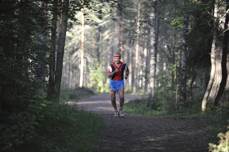Corredor veterano de 85 años en media maratón, batiendo récord mundial tras empezar a correr a los 78.