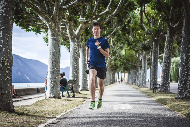 Corredor haciendo rectas en running para activar zancada y mejorar el vVO2max.