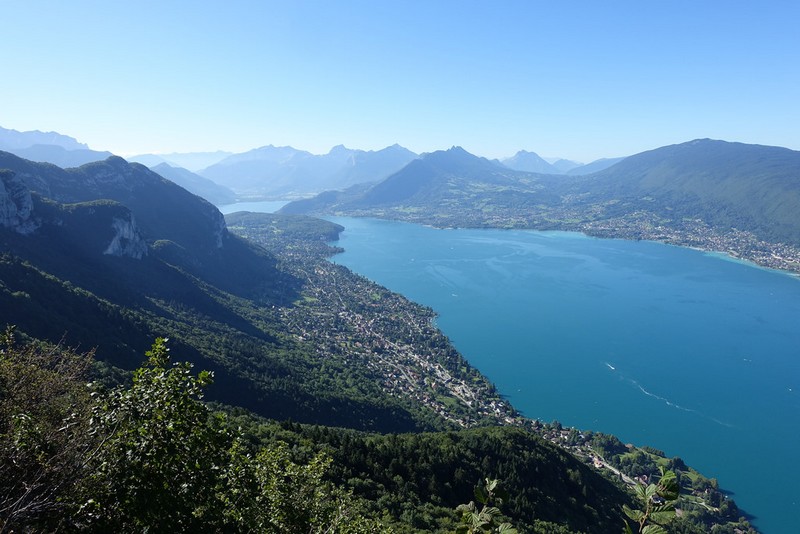 Corredor de trail en Annecy subiendo Mont Veyrier y Mont Baron con vistas al lago.