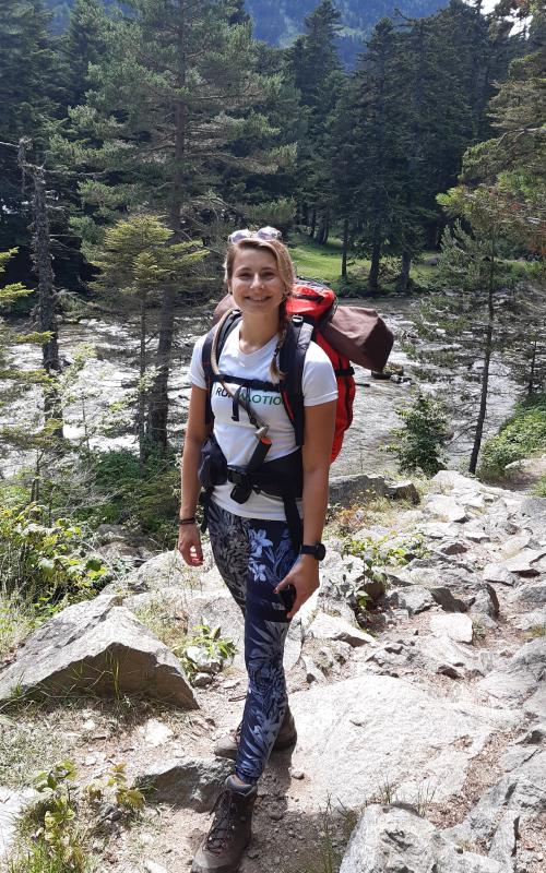 Senderista planifica ruta de trekking de varios días con mapa para rendir mejor en montaña.