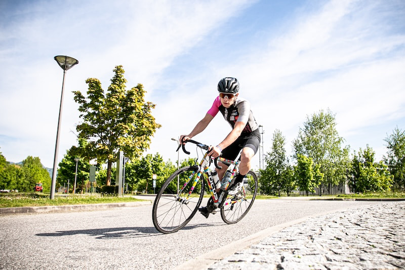 Plan semanal de entrenamiento de triatlón con natación, ciclismo y carrera para mejorar sin lesiones.
