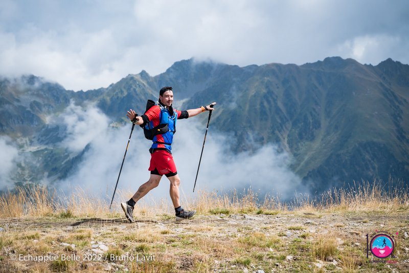 Corredor en la Skyrace del Rocher Blanc, ultra trail técnico en Belledonne, Alpes franceses.