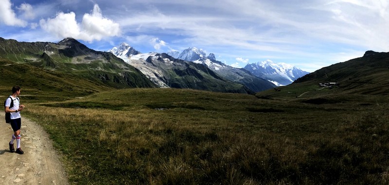 Corredor de trail en el Tour del Mont Blanc, con etapas, tiempos y consejos para la ruta.