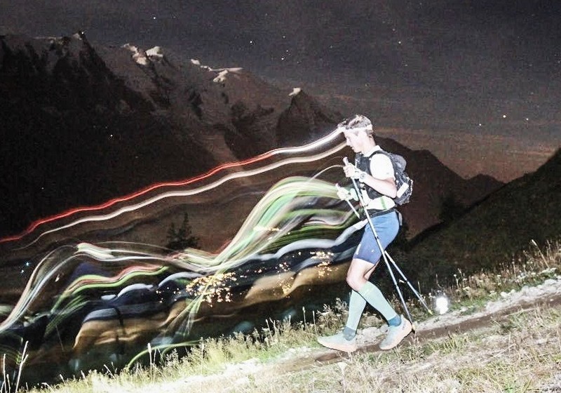 Corredor de trail nocturno con frontal, aplicando claves para correr más seguro y rápido.