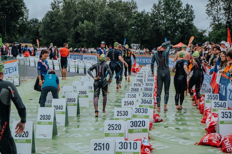 Triatleta realiza transicion rapida en T1 y T2 para ganar minutos en carrera.