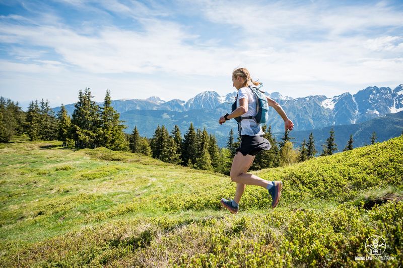 Corredor de ultra trail técnico en Belledonne durante L’Echappée Belle, desafío único en los Alpes.
