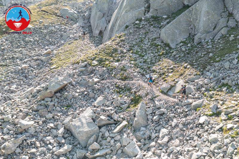 Corredores en ultra trail técnico por los Alpes de Belledonne durante L’Echappée Belle.