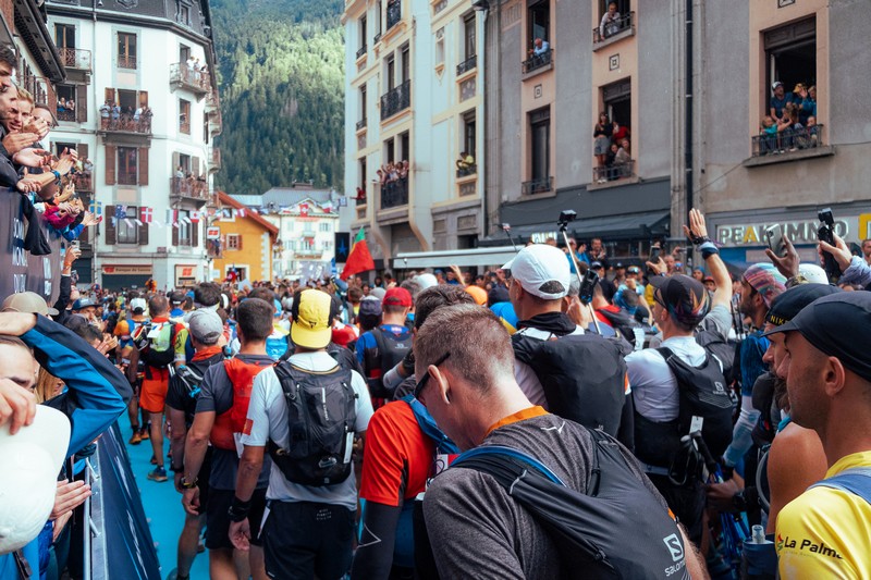 Corredor de trail running prepara UTMB con guia de ritmo y entrenamiento de fuerza hacia meta.