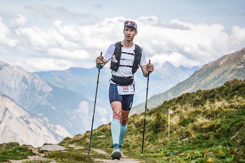 Corredor de trail running entrenando fuerza y ritmo para completar la UTMB y llegar a meta.