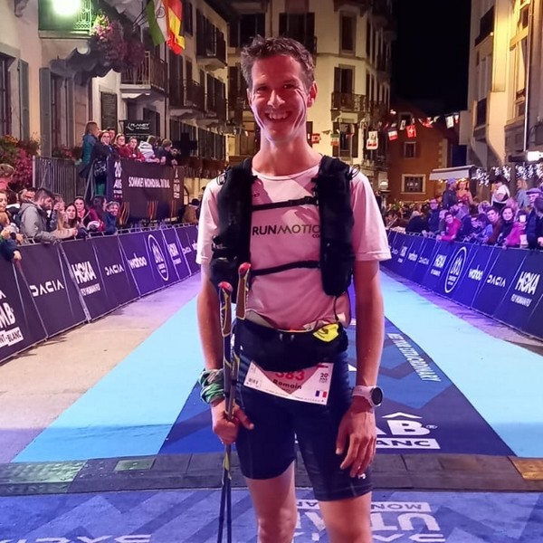Corredor de trail running entrenando para UTMB en Vallorcine y Chamonix, con foco en ritmo y fuerza.