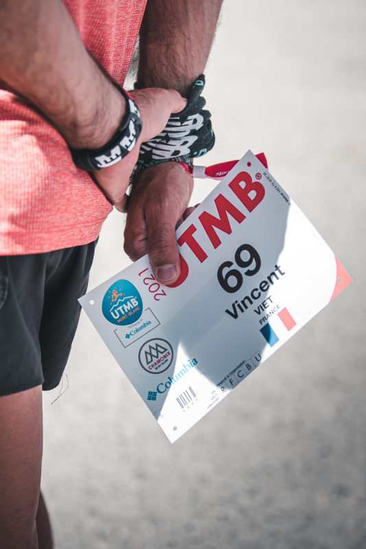 Corredor de ultratrail en el UTMB Mont Blanc, carrera internacional por senderos alpinos.