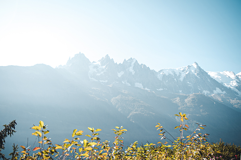 Corredor de ultratrail entrenando para el UTMB Mont Blanc en senderos de alta montaña.