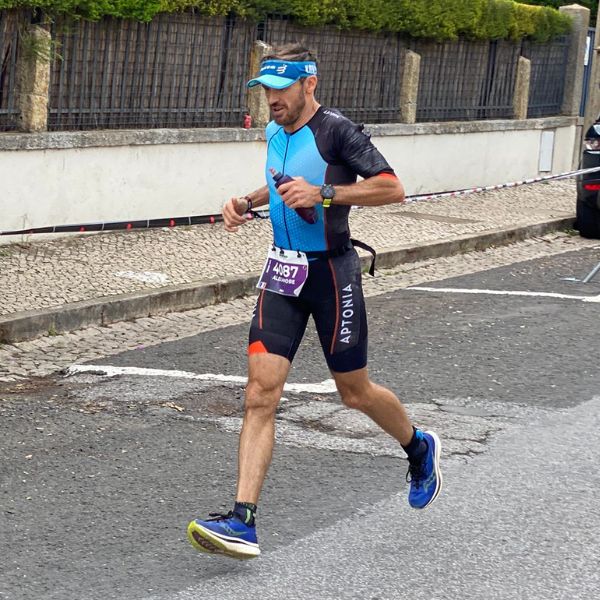 Alex celebra su primer IRONMAN Cascais tras completar el triatlón de resistencia en 10 horas y 56 minutos.