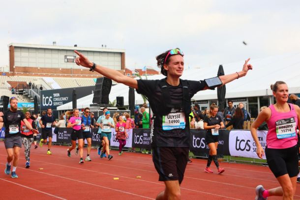 Corredor celebra su progreso desde 10 km hasta completar el Maratón de Ámsterdam en 3h54.