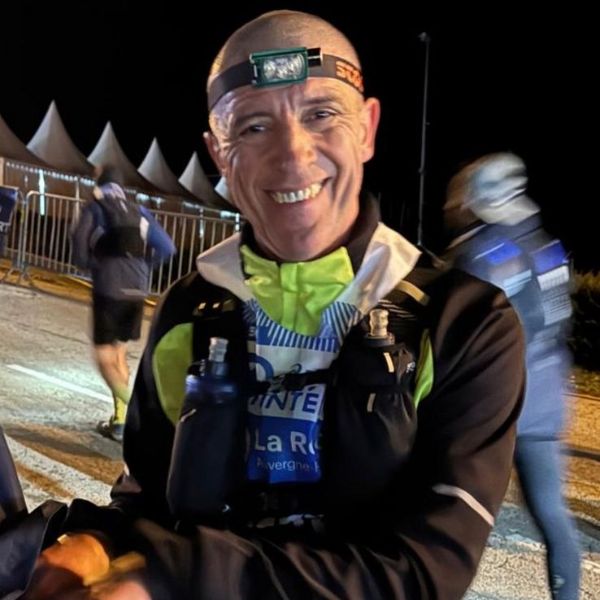 Corredor completa la SaintéLyon 2024, superando 82 kilómetros de trail nocturno con prótesis de cadera.