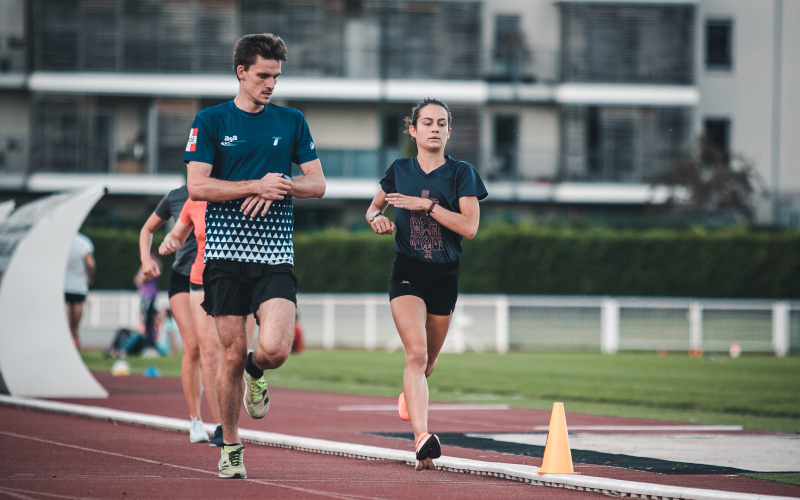 Runner entrenando vVO2max en pista, evitando cuatro errores comunes para mejorar rendimiento y progreso.