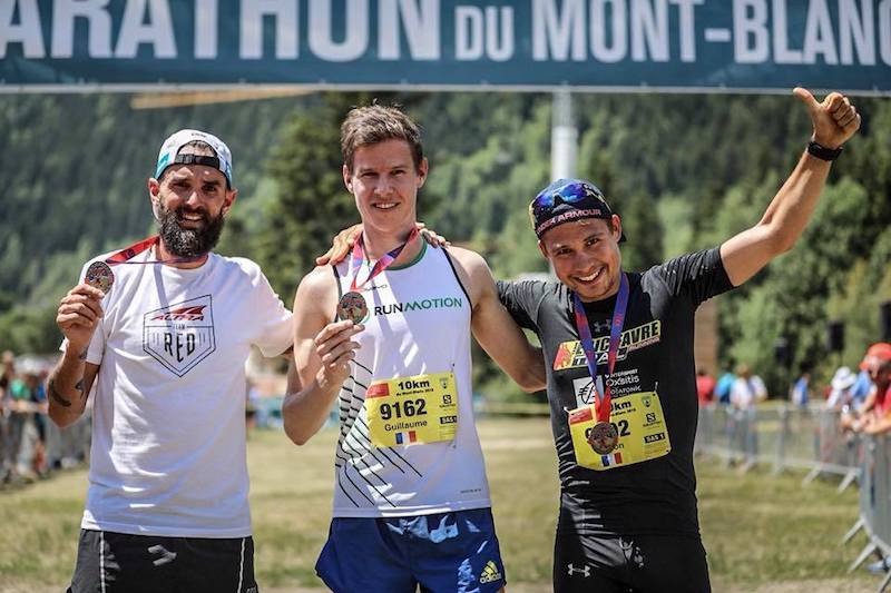 Guillaume Adam celebra su victoria en el 10K del Mont-Blanc, destacada carrera de trail running.