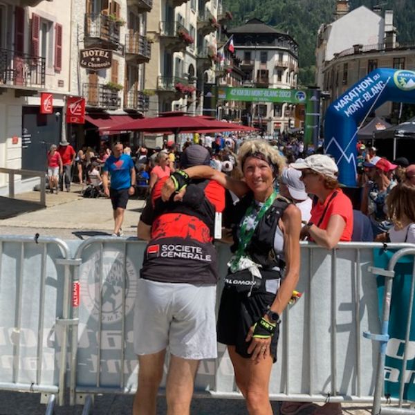 Majida compite en el Maratón del Mont-Blanc, inspirando tu próximo reto de trail running.