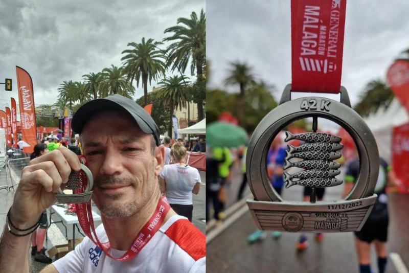 Corredor en el Maratón de Málaga bajo la lluvia, logrando récord personal 3h40 tras preparación eficaz.