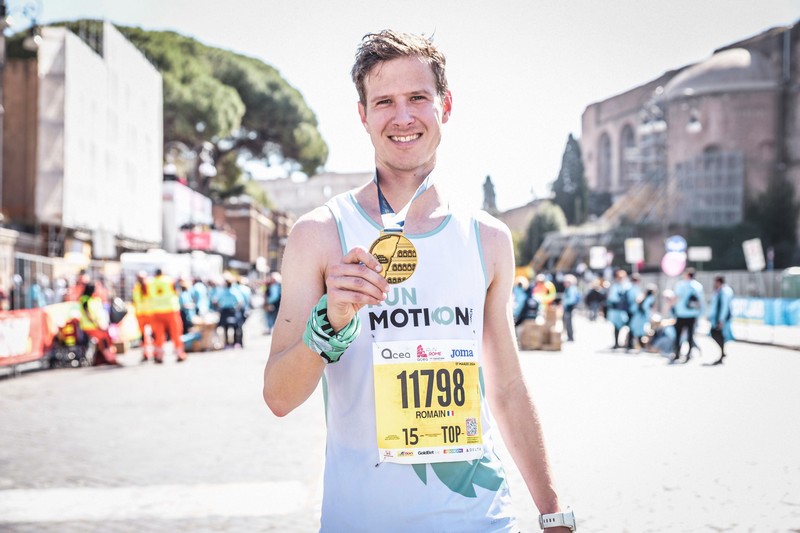 Romain Adam compite en la Maratón de Roma 2024 durante una carrera urbana de running
