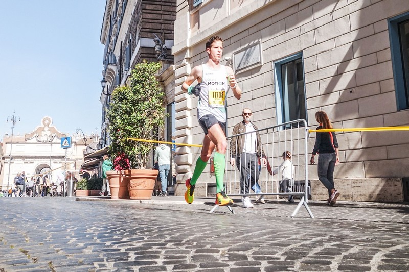 Romain Adam compite en la Maratón de Roma 2024 durante una intensa carrera de running urbano.