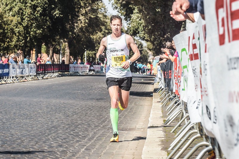 Romain Adam corriendo la Maratón de Roma 2024, protagonista de una carrera urbana de fondo inolvidable.