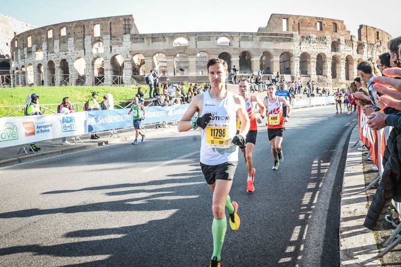 Romain Adam compitiendo en la Maratón de Roma 2024 durante una intensa carrera de running urbano.