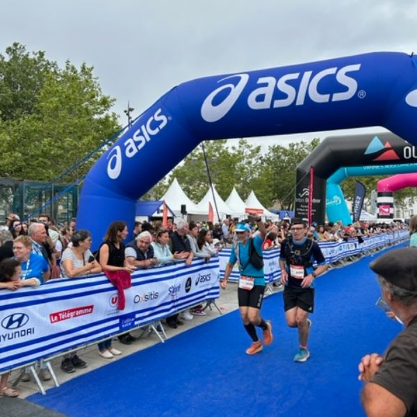 Corredor de trail conquistando el 56K del Ultra-Marin tras dar el salto del maratón