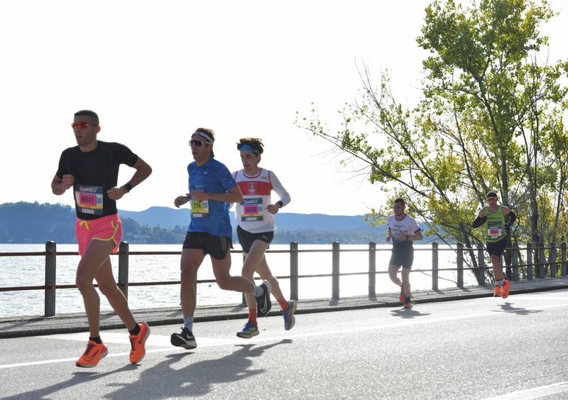 Matteo corriendo la Media Maratón del Lago Maggiore y bajando de 1h20 en ruta
