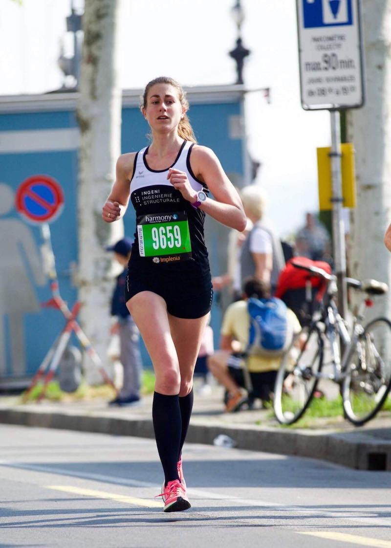 Corredor en la Media Maratón de Ginebra logrando récord personal con una gran actuación.