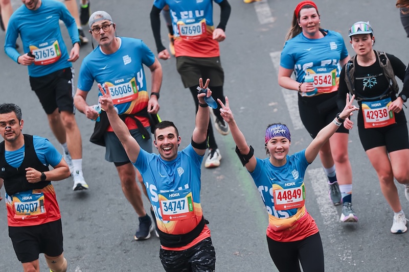Corredores en la Media Maratón de París 2027 durante una carrera urbana con dorsal