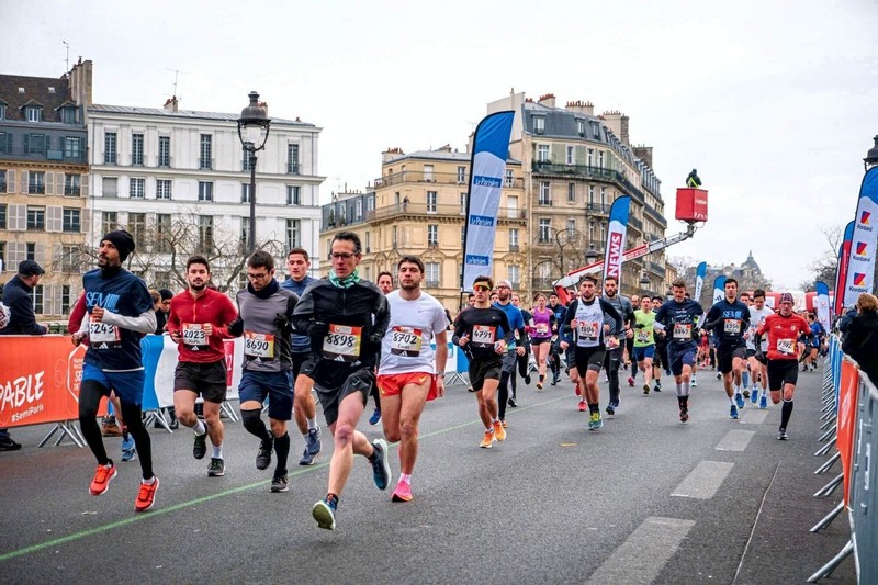 Corredor logrando 1h27 en la Media Maratón de París tras un gran reto de running