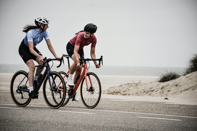 Ciclista de triatlón entrenando en bici para mejorar velocidad y rendimiento en competición
