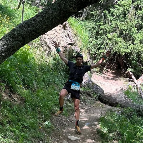 Nico corriendo su primer ultra trail de 90 km alrededor del Mont Blanc entre paisajes alpinos