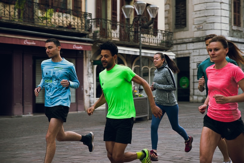 Plan de entrenamiento para correr 10 km en 55 minutos con rodaje suave, series y ritmo.