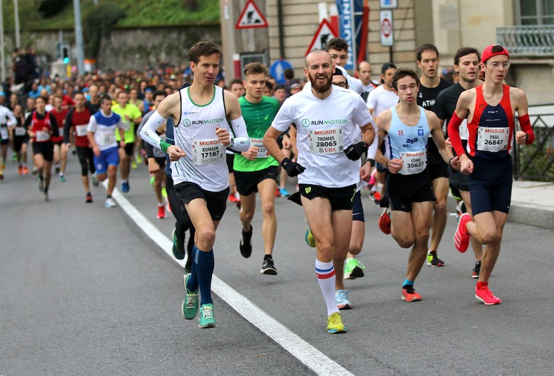 Corredor siguiendo un plan de entrenamiento 10K personalizado para mejorar rendimiento en carrera.